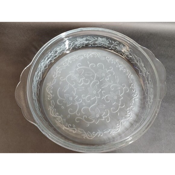 Princess House Fantasia Round 2-Qt. Crystal Baker with Lid, Beautiful Condition. - Picture 3 of 8